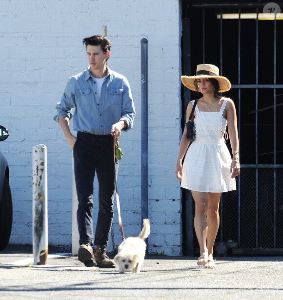 Vanessa Hudgens et son compagnon Austin Butler sortent déjeuner au restaurant All Time accompagnés de leur chien. L'actrice porte une robe d'été blanche et un chapeau de paille tandis que son petit ami cheveux nominés et chemise en jean ouverte arbore un look à la James Dean. Los Angeles, le 16 mars 2019.