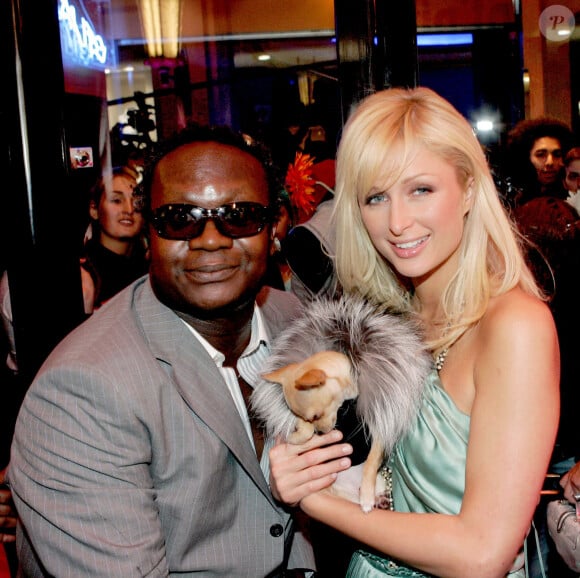Paris Hilton, avec son chien Tinkerbell, pose avec Magloire lors d'une soirée de promotion de son nouveau parfum, 'Paris Hilton', au Vip Room à Paris, France, le 10 mai 2005. Photo de Laurent Zabulon/ABACA.