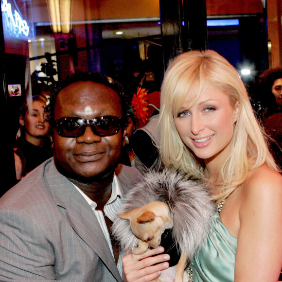 Paris Hilton, avec son chien Tinkerbell, pose avec Magloire lors d'une soirée de promotion de son nouveau parfum, 'Paris Hilton', au Vip Room à Paris, France, le 10 mai 2005. Photo de Laurent Zabulon/ABACA.