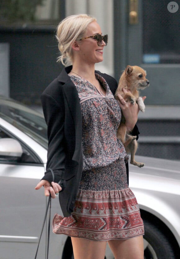 Jennifer Lawrence porte son adorable chien Pippi lors d'une promenade dans le quartier de SoHo à Manhattan. New York City, New York - lundi 18 avril 2016. Photographie : LGjr-RG, /PCN/ABACAPRESS.COM