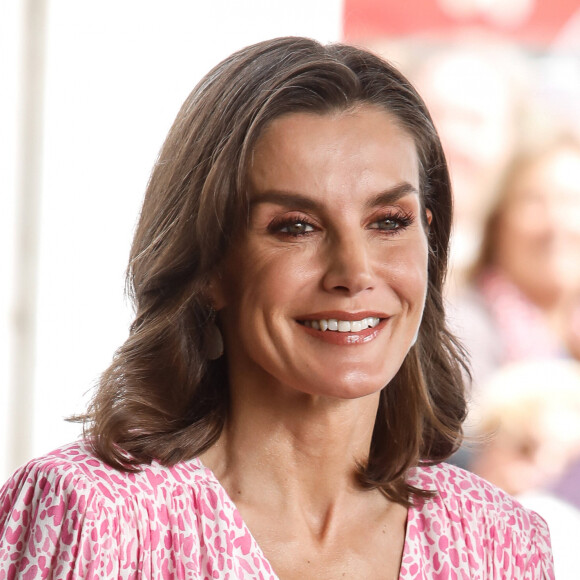 La reine Letizia doit désormais avoir hâte de commencer à travailler avec elle.
Le roi Felipe et la reine Letizia d'Espagne remettent les prix lors de la cérémonie des médailles d'or du mérite des beaux-arts 2022 au Palais des Congrès à Cadix, le 3 avril 2024. 