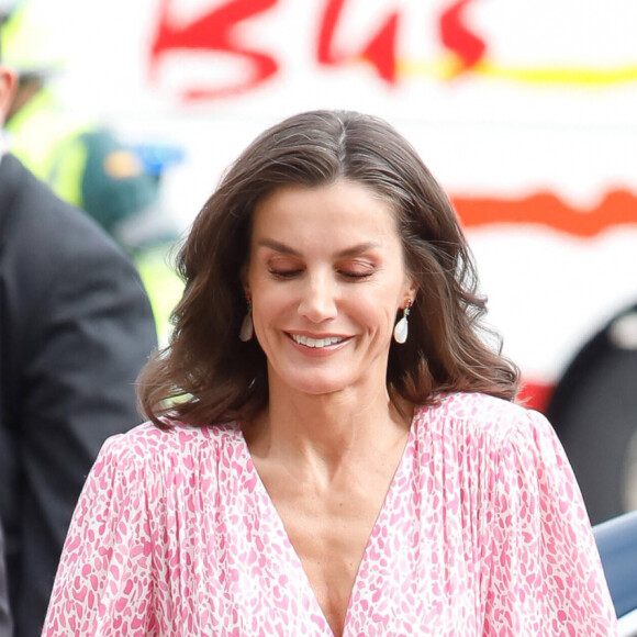 Le roi Felipe et la reine Letizia d'Espagne remettent les prix lors de la cérémonie des médailles d'or du mérite des beaux-arts 2022 au Palais des Congrès à Cadix, le 3 avril 2024. 