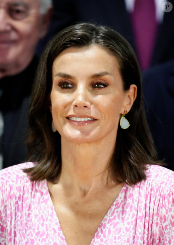 Le roi Felipe et la reine Letizia d'Espagne remettent les prix lors de la cérémonie des médailles d'or du mérite des beaux-arts 2022 au Palais des Congrès à Cadix, le 3 avril 2024. 