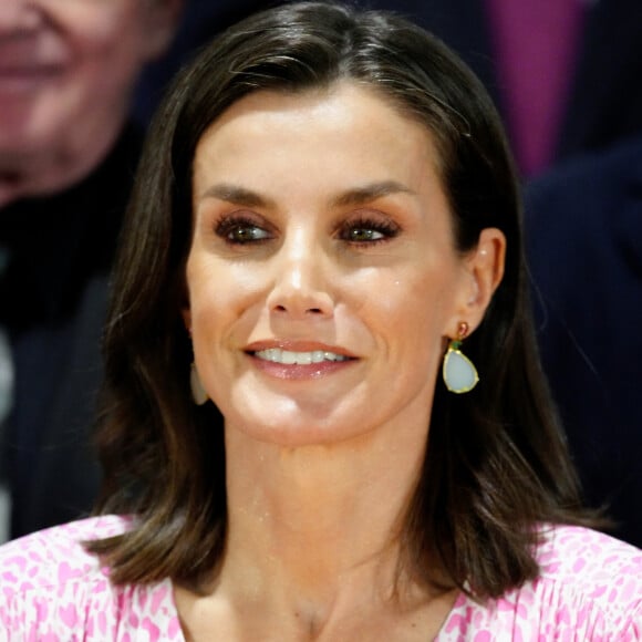 Le roi Felipe et la reine Letizia d'Espagne remettent les prix lors de la cérémonie des médailles d'or du mérite des beaux-arts 2022 au Palais des Congrès à Cadix, le 3 avril 2024. 