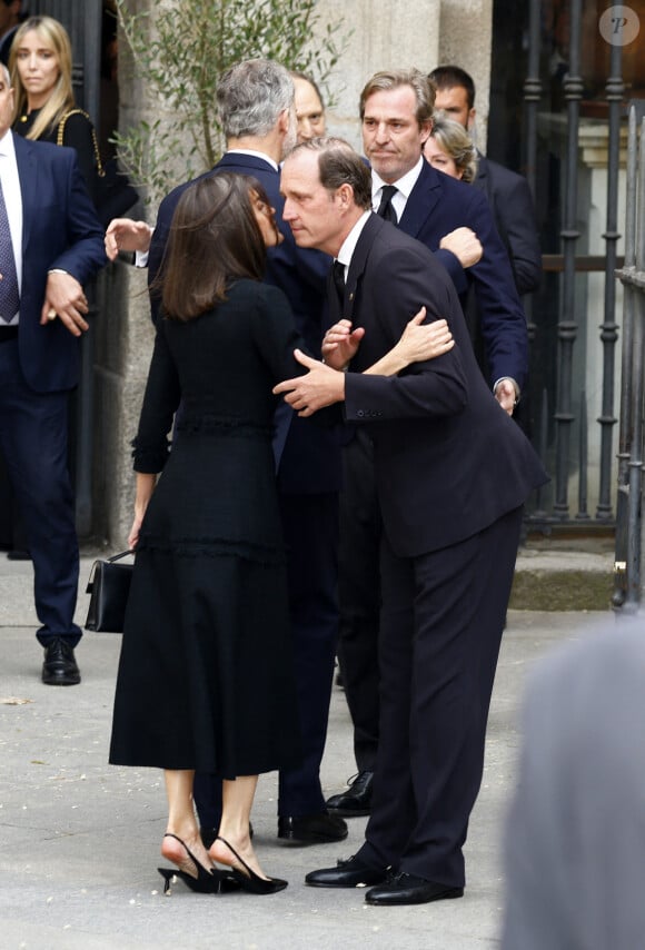 Roi Felipe et Reine Letizia saluent Simoneta, Beltrán, Juan et Bruno Gómez Acebo - Messe en hommage à Fernando Gómez-Acebo y Borbón, plus jeune fils de l'infante Pilar, à Madrid, le 8 avril 2024. 