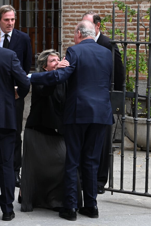 Le roi Juan Carlos Ier et Simoneta Gómez-Acebo - Messe en hommage à Fernando Gómez-Acebo y Borbón, plus jeune fils de l'infante Pilar, à Madrid, le 8 avril 2024. 