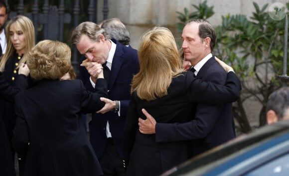 Reine Sofía et Infante Cristina saluent Simoneta, Beltrán, Juan et Bruno Gómez Acebo - Messe en hommage à Fernando Gómez-Acebo y Borbón, plus jeune fils de l'infante Pilar, à Madrid, le 8 avril 2024. 