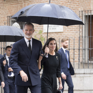 Le roi Felipe VI d'Espagne et la famille royale espagnole réunis pour rendre un dernier hommage à Fernando Gómez-Acebo en l'église du Sacrement de Madrid le 8 avril 2024. 