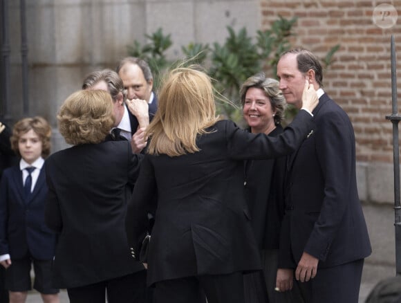 Le roi Felipe VI d'Espagne et la famille royale espagnole réunis pour rendre un dernier hommage à Fernando Gómez-Acebo en l'église du Sacrement de Madrid le 8 avril 2024. 