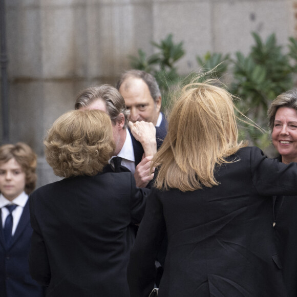 Le roi Felipe VI d'Espagne et la famille royale espagnole réunis pour rendre un dernier hommage à Fernando Gómez-Acebo en l'église du Sacrement de Madrid le 8 avril 2024. 