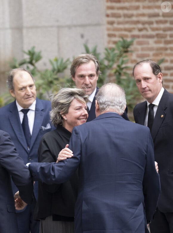 Même Juan Carlos, dont le défunt était proche. 
Le roi Felipe VI d'Espagne et la famille royale espagnole réunis pour rendre un dernier hommage à Fernando Gómez-Acebo en l'église du Sacrement de Madrid le 8 avril 2024. 
