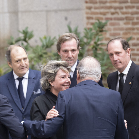 Même Juan Carlos, dont le défunt était proche. 
Le roi Felipe VI d'Espagne et la famille royale espagnole réunis pour rendre un dernier hommage à Fernando Gómez-Acebo en l'église du Sacrement de Madrid le 8 avril 2024. 