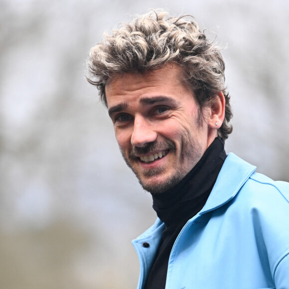 Le Français a la chance d'avoir trois beaux enfants
 
Antoine Griezmann porte une veste en cuir bleue Possery ( France ) à Clairefontaine, France. © Federico Pestellini/Panoramic/Bestimage