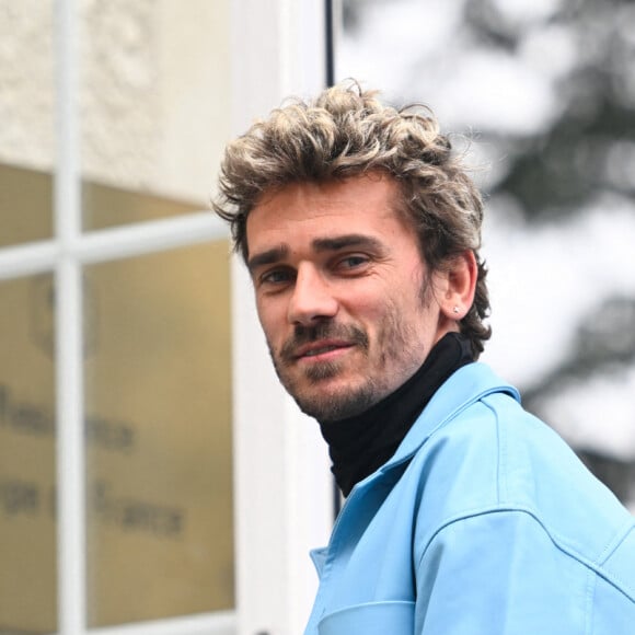 Touché par sa jolie attention, Antoine Griezmann a publié une série d'emojis montrant tout son amour pour ses trois enfants
 
Antoine Griezmann porte une veste en cuir bleue Possery ( France ) à Clairefontaine, France. © Federico Pestellini/Panoramic/Bestimage