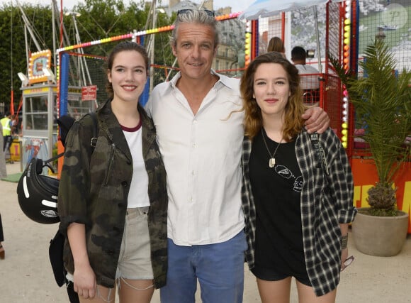 David Brécourt et ses filles Esther et Salomé - Inauguration de la Fête des Tuileries à Paris le 26 juin 2015. 