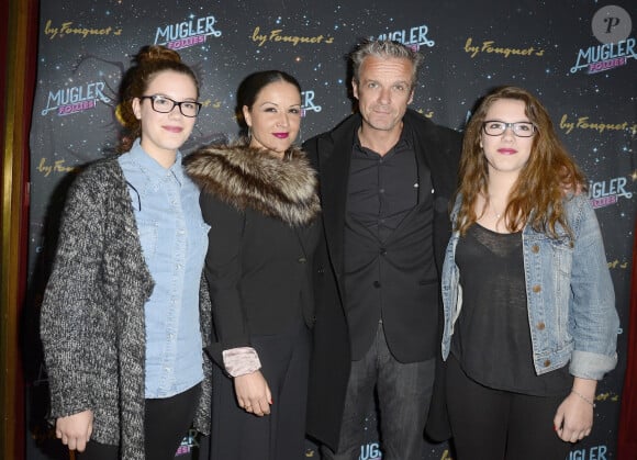 David Brécourt avec ses filles Esther et Salome et une amie - 100ème du spectacle "Mugler Follies" au Théâtre le Comédia à Paris le 26 mai 2014. 
