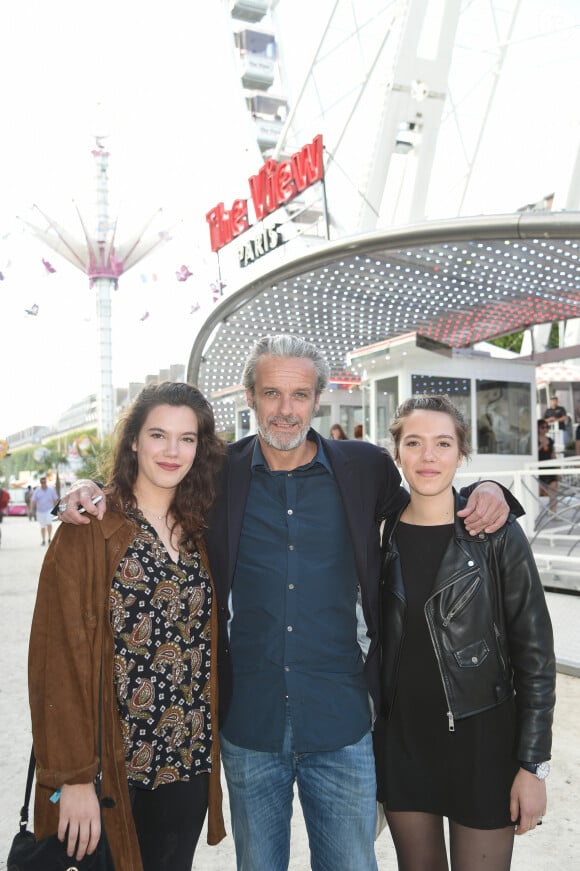 Aujourd'hui toutes les deux actrices.
David Brécourt entre Esther Braun et Salomé Braun - Soirée d'inauguration de la 35ème fête foraine des Tuileries au Jardin des Tuileries à Paris, le 22 juin 2018. © Coadic Guirec/Baldini/Bestimage 