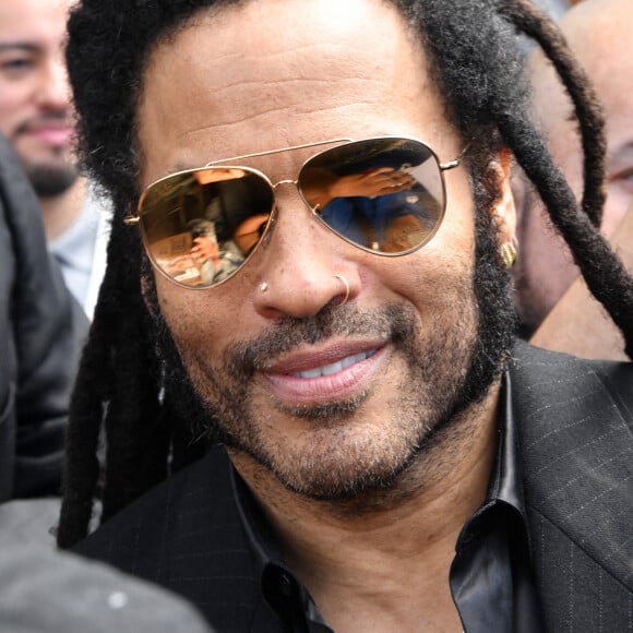 Lenny Kravitz signe des autographes pour ses fans alors qu'il reçoit son étoile sur le Hollywood Walk Of Fame à Hollywood, Los Angeles, USA, le 12 mars 2024. Photo par Splash News/ABACAPRESS.COM