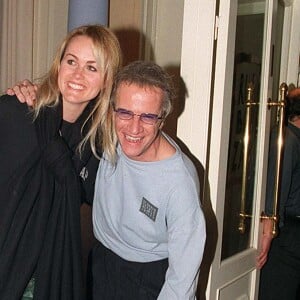 À moins que ce ne soit Christophe Lambert ?
Johnny et Laeticia fêtent les 43 ans de Christophe Lambert au Balzac le 30 mars 2000.