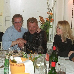 Johnny et Laeticia fêtent les 43 ans de Christophe Lambert au Balzac le 30 mars 2000.