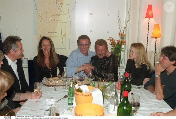 Johnny et Laeticia fêtent les 43 ans de Christophe Lambert au Balzac le 30 mars 2000.
