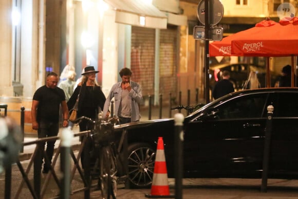 Exclusif  - Laeticia Hallyday et Pascal Balland avec Carl, le chauffeur de Laeticia - Laeticia Hallyday et son compagnon Pascal Balland sont allés dîner au restaurant "Joia" d'Hélène Darroze avec Liliane Jossua et Isabelle Camus à Paris. Laeticia et Pascal sont rentrés à Paris aujourd'hui après une échappée de trois jours à Florence, sans enfants, le 30 juin 2020. 