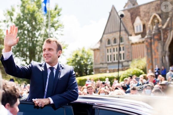 Sortie de la Mairie du Touquet - Rencontre avec la foule - Le Président de la République Emmanuel Macron et sa femme la Première Dame Brigitte Macron sont allés voter à la Mairie du Touquet-Paris-Plage lors du second tour des élections municipales, le 28 juin 2020.