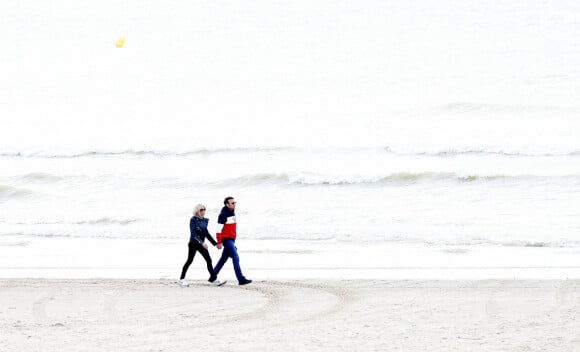 Le président de la république Emmanuel Macron et la première dame Brigitte Macron s'offrent une promenade sur la plage du Touquet la veille du 2 ème tour des élections présidentielles 2022 le 23 avril 2022. © Dominique Jacovides / Bestimage 