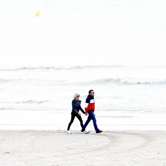 Le président de la république Emmanuel Macron et la première dame Brigitte Macron s'offrent une promenade sur la plage du Touquet la veille du 2 ème tour des élections présidentielles 2022 le 23 avril 2022. © Dominique Jacovides / Bestimage 