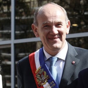 Le président de la République française, Emmanuel Macron accompagné de son épouse, Brigitte Macron et le maire du Touquet, Daniel Fasquelle, vote pour le premier tour de l'élection présidentielle au Touquet, France, le 10 avril 2022. © Stéphane Lemouton/Bestimage 