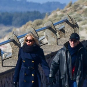Le président candidat Emmanuel Macron prend l'air vivifiant du bord de mer au Touquet avec sa femme Brigitte la veille du premier tour des élections présidentielles le 9 avril 2022