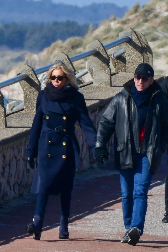 Le président candidat Emmanuel Macron prend l'air vivifiant du bord de mer au Touquet avec sa femme Brigitte la veille du premier tour des élections présidentielles le 9 avril 2022