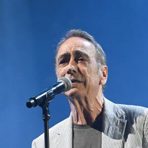 Exclusif - Alain Chamfort - Soirée du 20ème anniversaire de la chaîne Mélody TV à l'Olympia de Paris le 8 juin 2022. Depuis 20 ans, retrouvez les plus grands moments de la télévision dans des émissions de variétés incontournables, des concerts mythiques, des documentaires rares, des plages de clips collector. La chaîne Melody c'est aussi une expertise de la musique à travers ses émissions, les experts de la chanson française et internationale vous dévoilent les petits secrets des légendes de la musique. Melody a fait le choix éditorial de mettre en avant le patrimoine de la variété française, des premiers tubes d'une multitude d'artistes. © Coadic Guirec - Giancarlo Gorassini/Bestimage  (No Web - pour suisse et Belgique) 