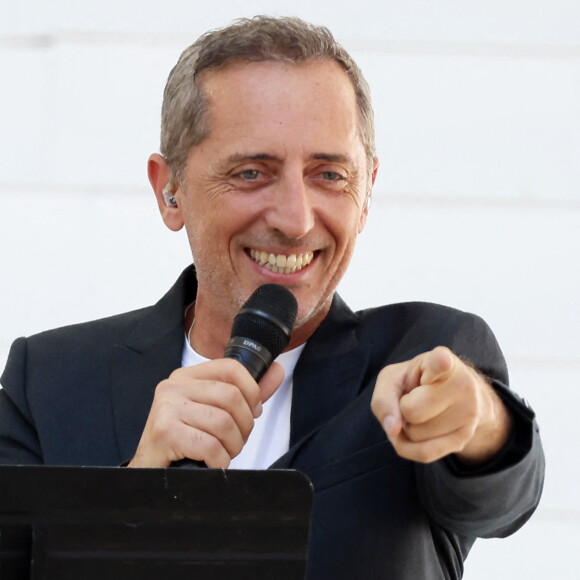 Gad Elmaleh est de retour avec un nouveau spectacle. 
Gad Elmaleh - Le président de la République française E.Macron et la première dame B.Macron assistent à la messe donnée par le pape François au stade Vélodrome de Marseille. © Dominique Jacovides / Bestimage 