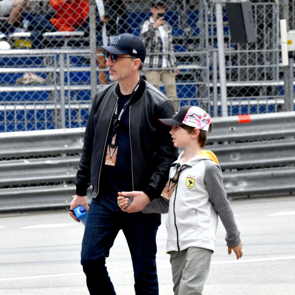 Gad Elmaleh et son fils Raphaël durant le 6eme Monaco E-Prix à Monaco, le 6 mai 2023.  © Bruno Bebert/Bestimage 