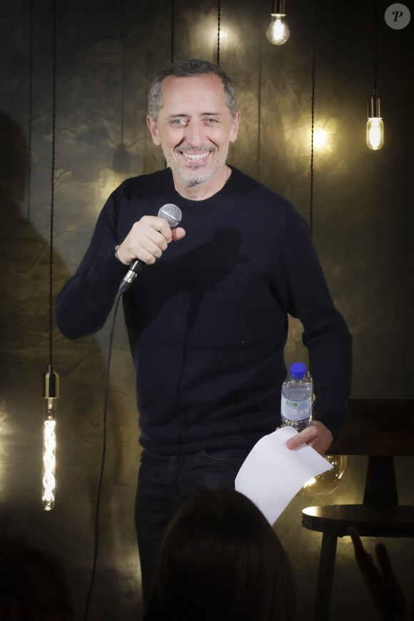 Exclusif - Gad Elmaleh reste en contact avec son public en jouant dans quelques Comedy Clubs parisiens, et en profite pour tester ses nouveaux textes, La Scène Barbes. Le 23 avril 2023 © Jack Tribeca / Bestimage 