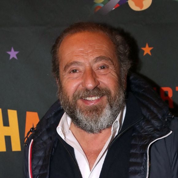 Heureusement, la suite de son enfance a été bien plus simple ! 
Exclusif - Patrick Timsit - Célébrités au Concert de Robert Charlebois, " Robert en CharleboisScope " au Grand Rex à Paris France, le 2 Avril 2023. © Bertrand Rindoff / Bestimage 