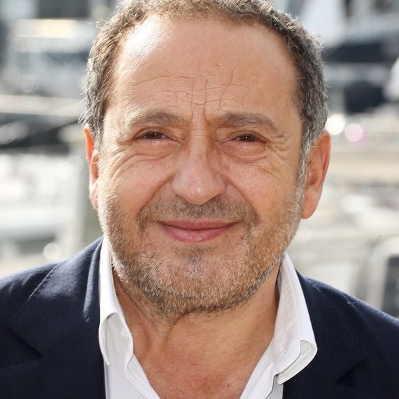 Mais qui a rappelé un événement traumatisant de son enfance. 
Patrick Timsit lors d'un photocall lors de la 24ème édition du Festival de la Fiction TV de la Rochelle. Le 14 septembre 2022 © Patrick Bernard / Bestimage