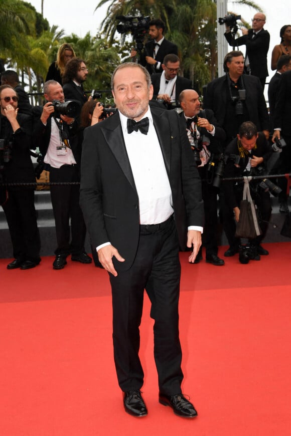 Patrick Timsit - Montée des marches du film " Les Amandiers " lors du 75ème Festival International du Film de Cannes. Le 22 mai 2022 © Rachid Bellak / Bestimage 