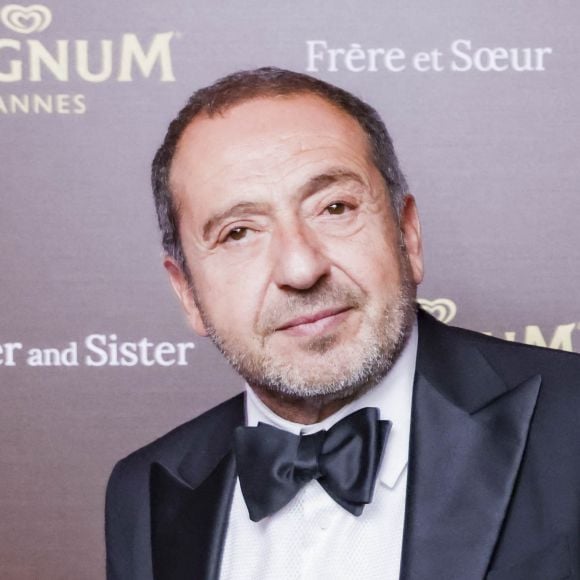 Il a également failli mourir pendant la guerre d'Algérie. 
Exclusif - Patrick Timsit - Soirée du film "Frère et Soeur" à la plage Magnum en marge du 75ème Festival International du Film de Cannes le 20 mai 2022. © Jack Tribeca / Bestimage 