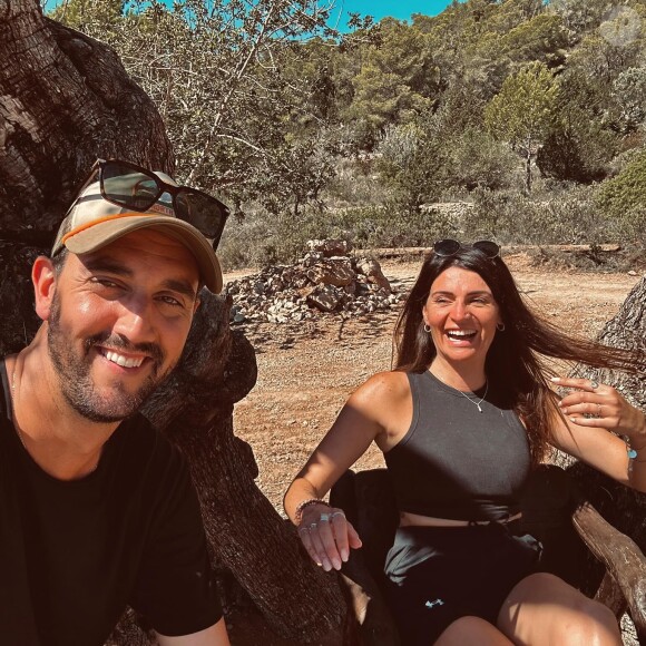 Elle ne peut plus vraiment faire de sport
Tracy et Flo lors de leur mariage de noces dans "Mariés au premier regard"