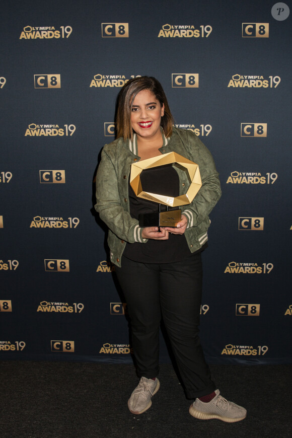 Un grand bravo...
Exclusif - Inès Reg (révélation humour de l'année) dans la press room de la 1ère édition des "Olympia Awards", cérémonie récompensant des artistes de la musique et de l'humour, présentée par A. de Caunes à l'Olympia. Paris, le 11 décembre 2019. © Tribeca-Gorassini/Bestimage 