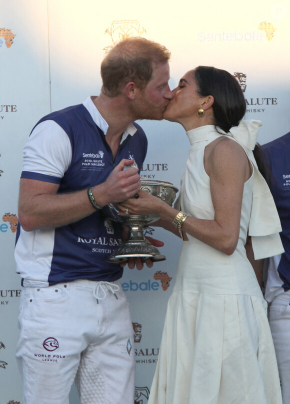 La duchesse de Sussex a gratifié son cher et tendre d'un baiser pour le féliciter.

La duchesse de Sussex remet le trophée à son mari, le duc de Sussex après que son équipe, l'équipe Royal Salute Sentebale, ait battu l'équipe Grand Champions, lors du Royal Salute Polo Challenge, au profit de Sentebale, au USPA National Polo Center à Wellington, en Floride. , NOUS. Date de la photo : vendredi 12 avril 2024. ... Royal Salute Polo Challenge ... 12-04-2024 ... Wellington ... Le crédit photo devrait se lire comme suit : Yaroslav Sabitov/PA Wire. Numéro de référence unique 75865514... Le crédit photo devrait se lire comme suit : Yaroslav Sabitov/PA Wire