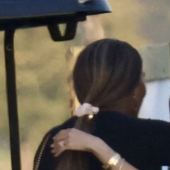 Palm Beach, FL - Meghan Markle impressionne dans une robe blanche et des talons imposants alors qu'elle et le prince Harry assistent au Royal Salute Polo Challenge à Miami avec Serena Williams. Le couple Happy était entouré d'une équipe de tournage de la nouvelle émission Netflix de Duke sur le sport élitiste. Sur la photo : Meghan Markle, Serena Williams