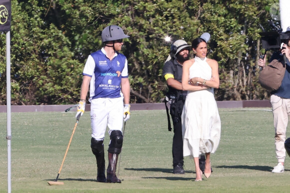 Palm Beach, FL - Meghan Markle impressionne dans sa robe blanche et ses talons imposants alors qu'elle et le prince Harry arrivent main dans la main au Royal Salute Polo Challenge à Miami. Le couple Happy était entouré d'une équipe de tournage de la nouvelle émission Netflix de Duke sur le sport élitiste. Sur la photo: le prince Harry, Meghan Markle