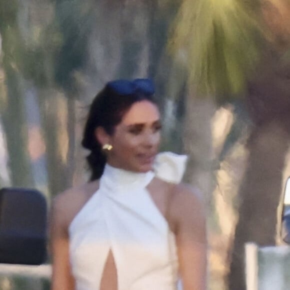 Palm Beach, FL - Meghan Markle impressionne dans une robe blanche et des talons imposants alors qu'elle et le prince Harry assistent au Royal Salute Polo Challenge à Miami avec Serena Williams. Le couple Happy était entouré d'une équipe de tournage de la nouvelle émission Netflix de Duke sur le sport élitiste. Sur la photo: Meghan Markle