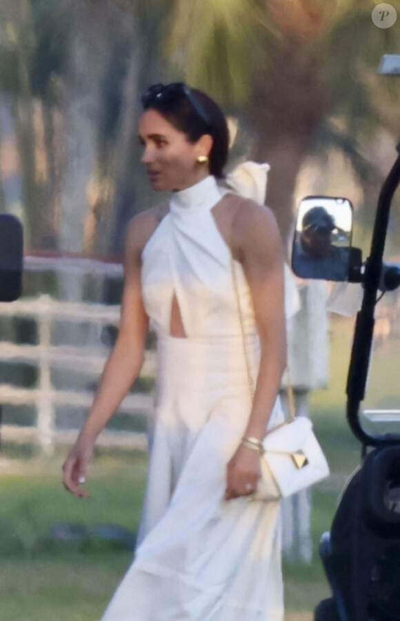 Palm Beach, FL - Meghan Markle impressionne dans une robe blanche et des talons imposants alors qu'elle et le prince Harry assistent au Royal Salute Polo Challenge à Miami avec Serena Williams. Le couple Happy était entouré d'une équipe de tournage de la nouvelle émission Netflix de Duke sur le sport élitiste. Sur la photo: Meghan Markle