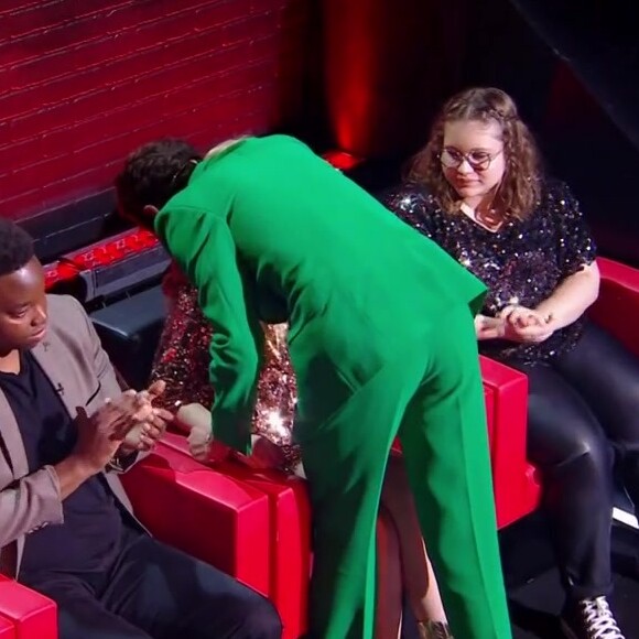 En larmes, la jeune chanteuse a été réconfortée par l'interprète de "Relax (Take it easy)"
Mika réconforte la candidate Ambre Ever après son élimination de The Voice, le samedi 13 avril 2024. Crédit : TF1