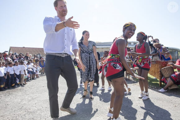 Et digne d'un conte de fées !
Le prince Harry, duc de Sussex, et Meghan Markle, duchesse de Sussex, entament leur première journée de voyage en Afrique du Sud lors d'une visite à Nyanga au Cap, Afrique du Sud, le 23 septembre 2019