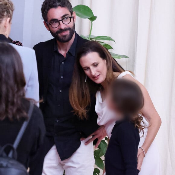 Camille Cottin accompagnée de son compagnon Benjamin Mahon et de leur fille Anna Paloma au photocall de cérémonie de clôture du 20ème Festival International du Film de Marrakech, Maroc, le 2 décembre 2023. © Dominique Jacovides/Bestimage